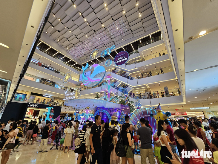 Takashimaya is crowded with visitors during the weekend. Photo: Nhat Xuan / Tuoi Tre