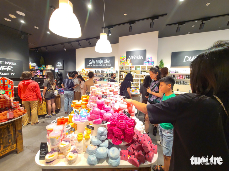 A cosmetics store attracts many visitors thanks to its cute products. Photo: Nhat Xuan / Tuoi Tre