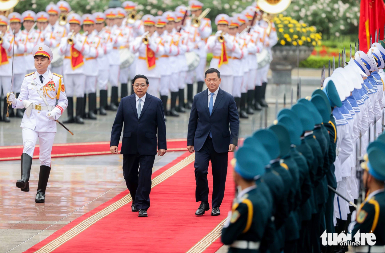 Cambodian premier gets warm welcome in Vietnam