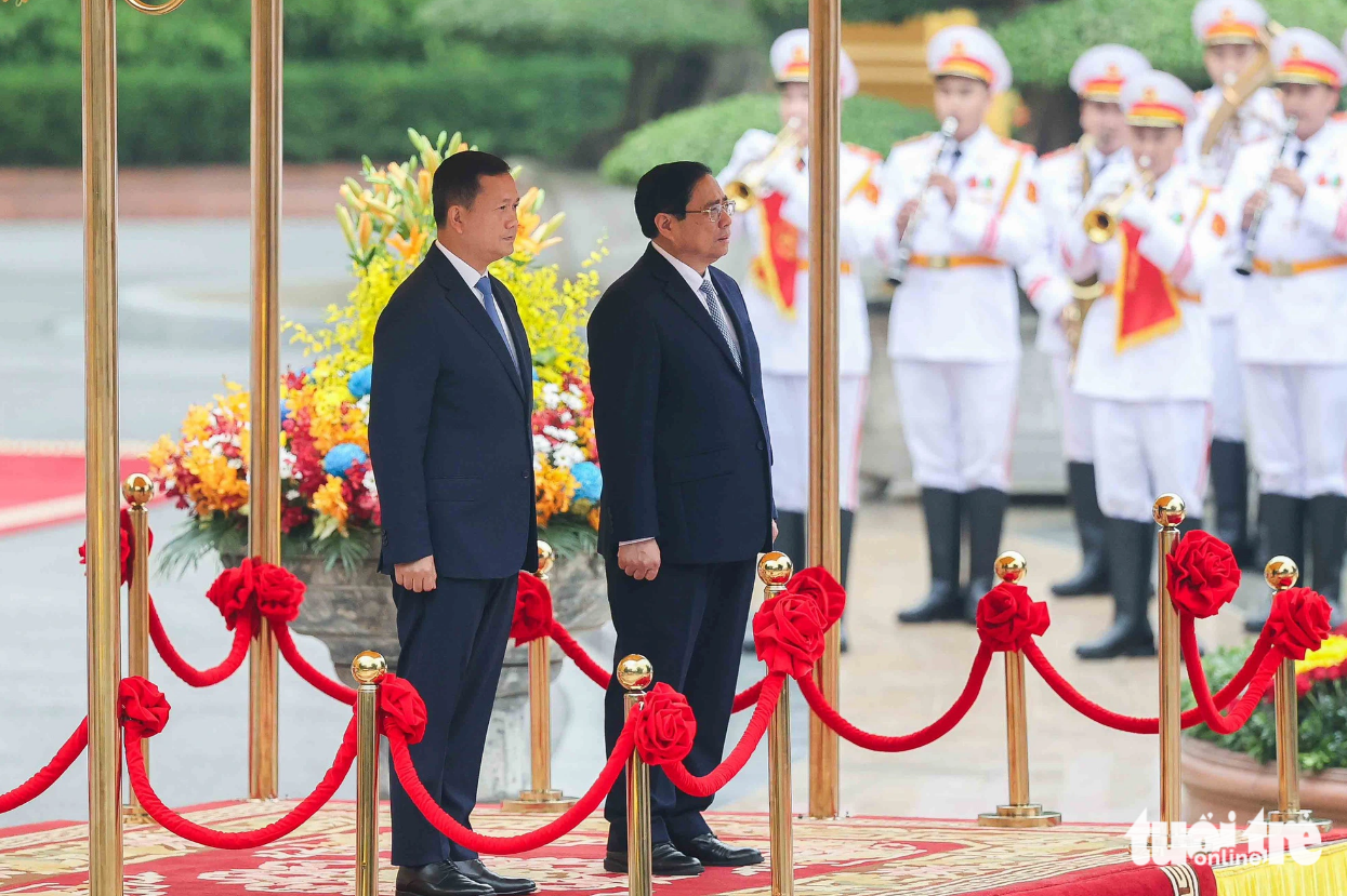 This is the Cambodian prime minister’s first visit to Vietnam since he assumed office in August. Photo: Nguyen Khanh / Tuoi Tre