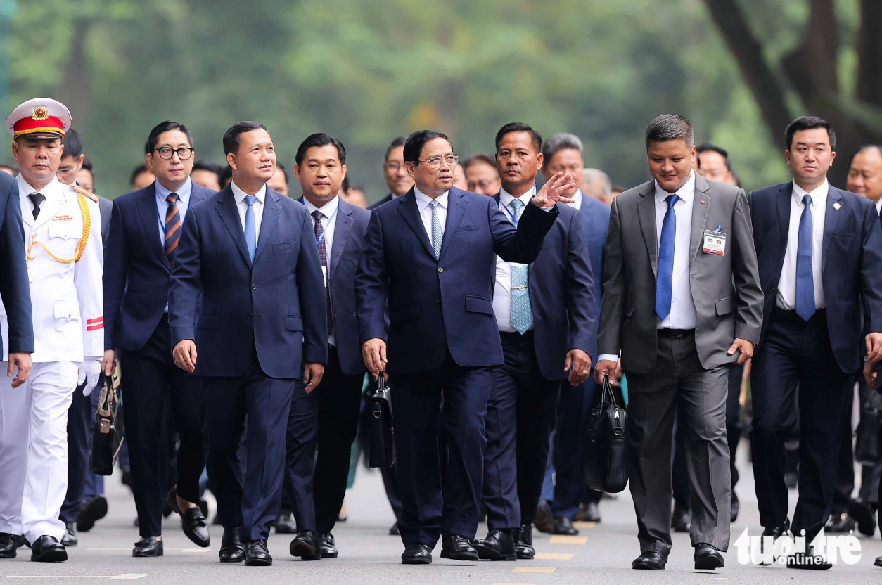 Vietnamese Prime Minister Pham Minh Chinh (R, first row) and Cambodian Prime Minister Hun Manet (L, first row) walk to the headquarters of the government from the Presidential Palace to hold talks on December 11, 2023. Photo: Nguyen Khanh / Tuoi Tre
