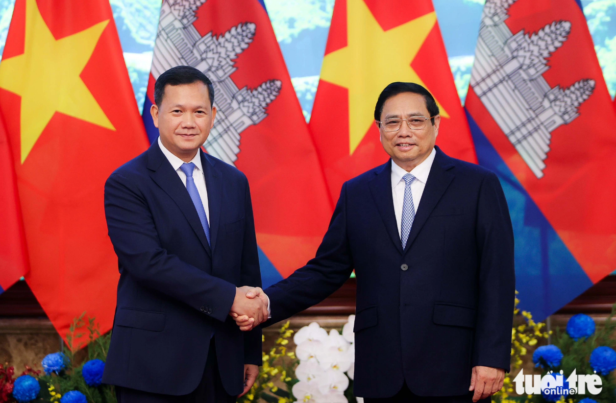 Vietnamese Prime Minister Pham Minh Chinh (R) shakes hands with Cambodian Prime Minister Hun Manet. Photo: Nguyen Khanh / Tuoi Tre
