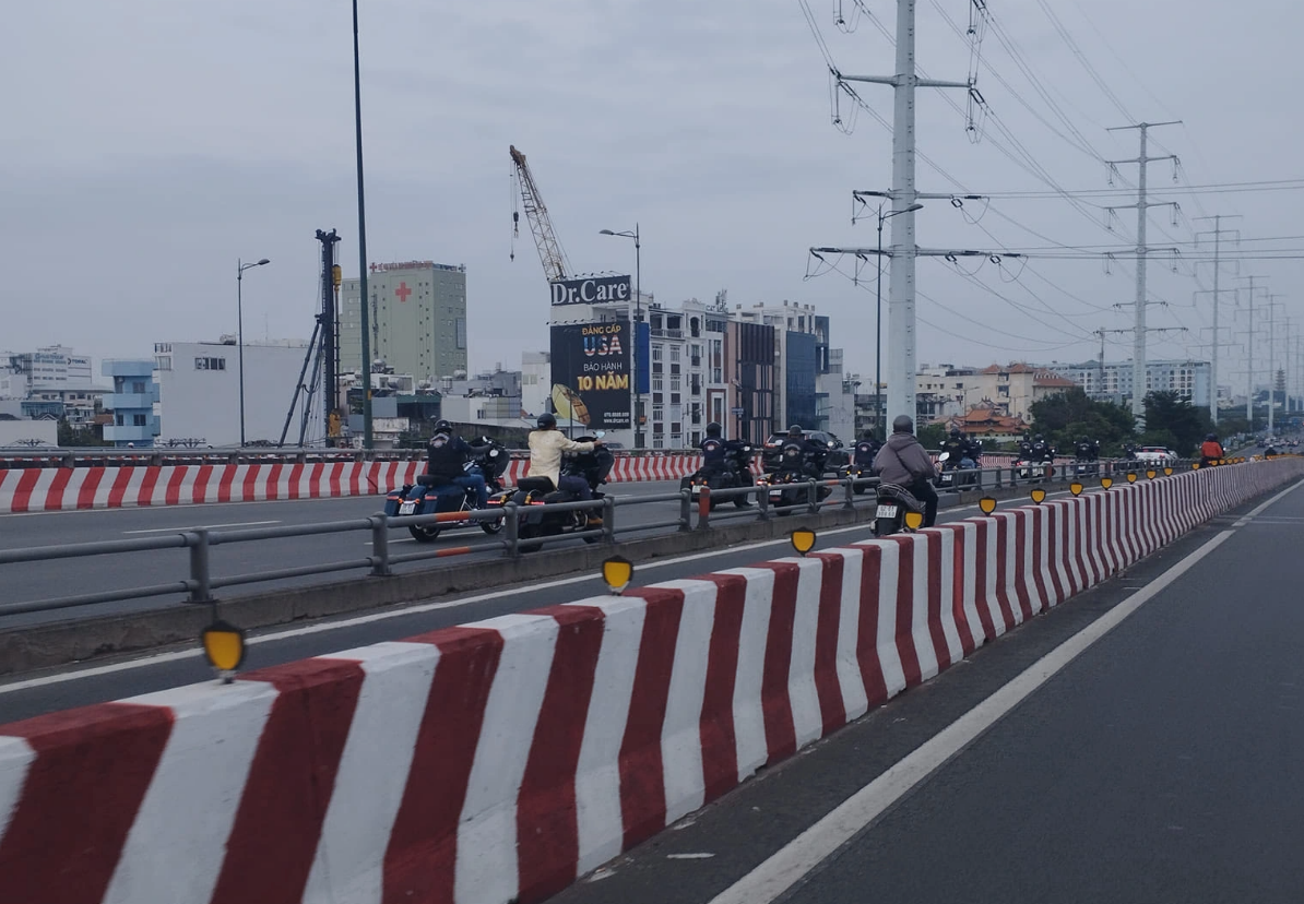Regardless of danger, Harley-Davidson motorcycle convoy enters wrong lane in Ho Chi Minh City