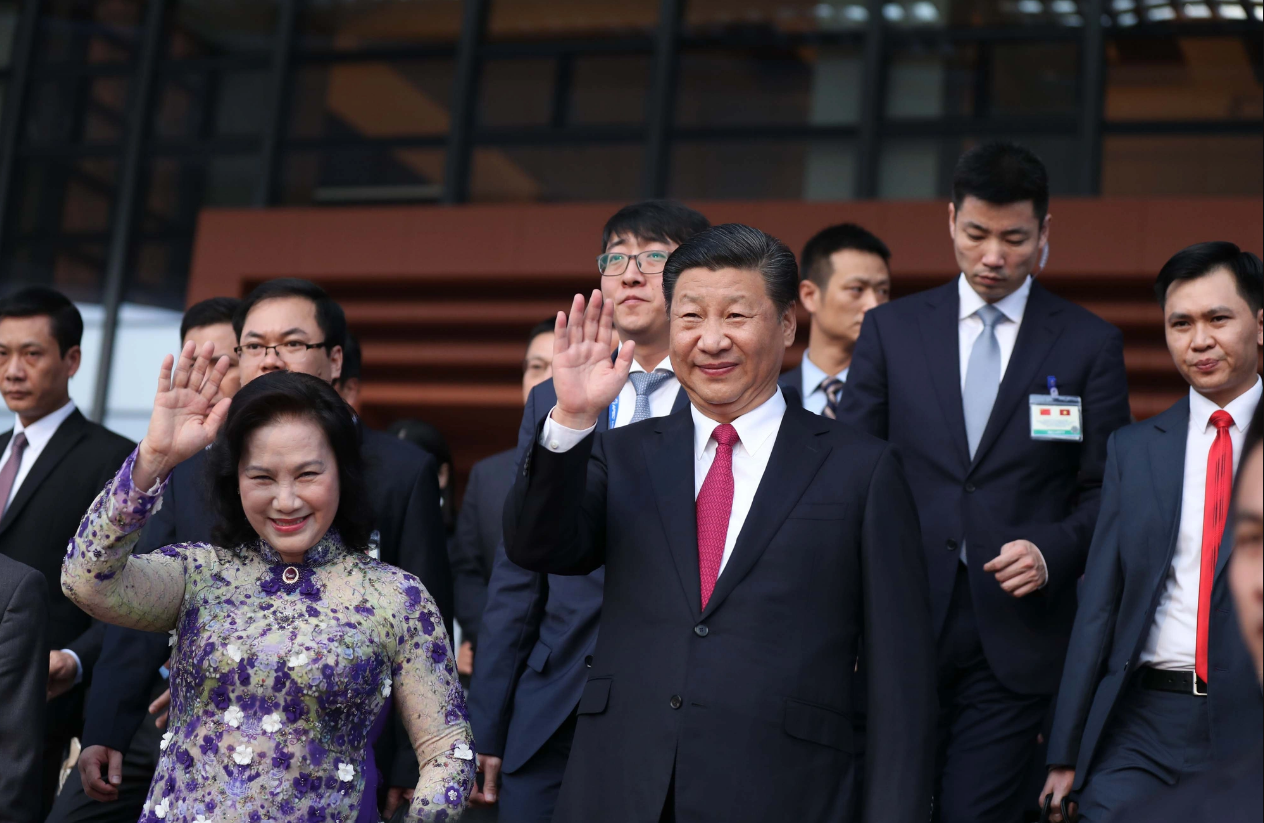 Chinese Party General Secretary and President Xi Jinping (R) and then-chairwoman of Vietnam’s lawmaking National Assembly Nguyen Thi Kim Ngan attend the opening of the Vietnam - China Friendship Palace in Hanoi in November 2017. Photo: Nguyen Khanh / Tuoi Tre