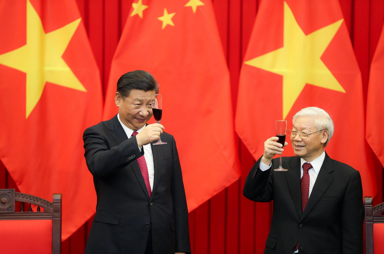 Chinese Party General Secretary and President Xi Jinping (L) and Vietnam’s Party chief Nguyen Phu Trong (R) raise their glass after their talks during the former’s Vietnam visit in November, 2017. Photo: Nguyen Khanh / Tuoi Tre