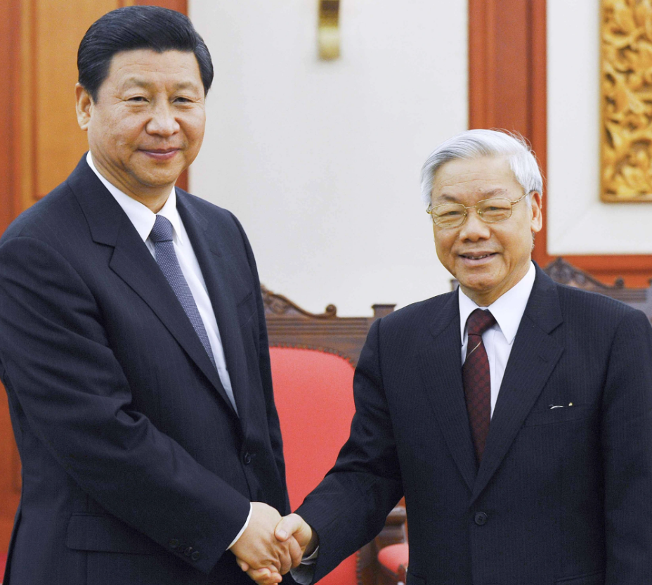 Vietnamese Party General Secretary Nguyen Phu Trong (R) shakes hands with Xi Jinping while the latter is visiting Vietnam in 2011. Photo: Viet Dung / Tuoi Tre