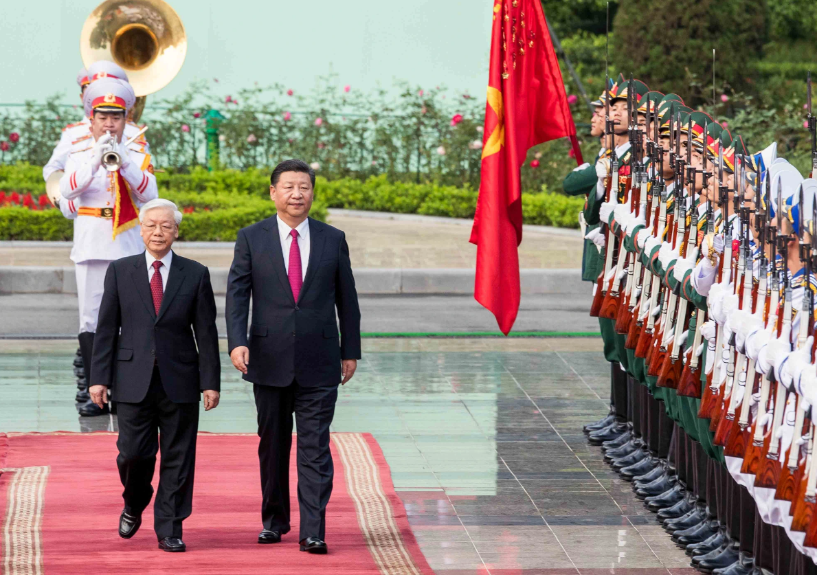 Chinese Party General Secretary and President Xi Jinping (R) and Vietnam’s Party chief Nguyen Phu Trong walk on a red carpet at a welcome ceremony for the former in November 2015. Photo: Viet Dung / Tuoi Tre