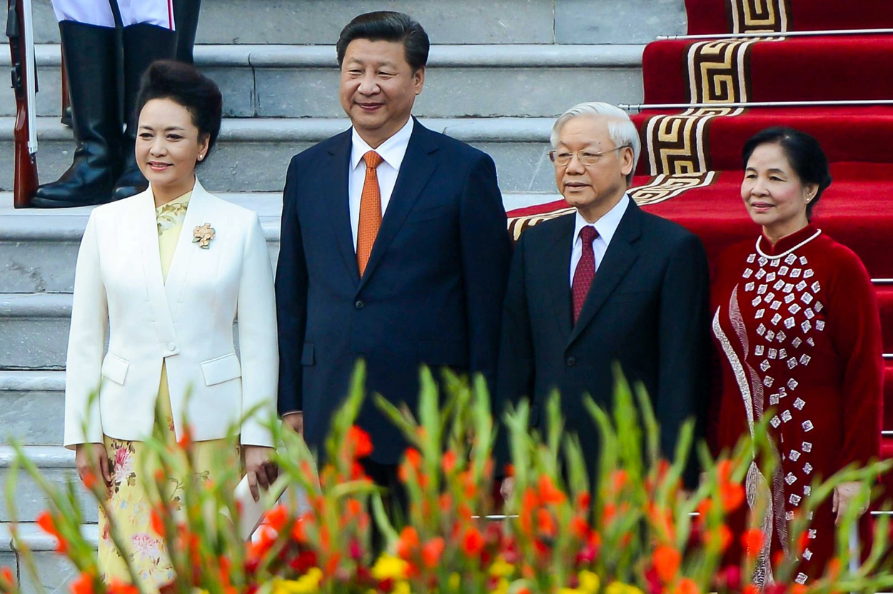 Vietnam’s Party chief Nguyen Phu Trong and his spouse (L), and Chinese Party General Secretary and President Xi Jinping and his spouse pose for a photo in November, 2015. Photo: Tuan Nguyen / Tuoi Tre