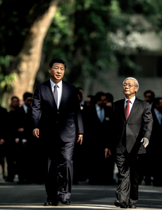 Vietnam’s Party chief Nguyen Phu Trong (R) and Chinese Party General Secretary and President Xi Jinping take a stroll along a path connecting the Presidential Palace with late President Ho Chi Minh's stilt house in Hanoi. Photo: Nguyen Khanh / Tuoi Tre