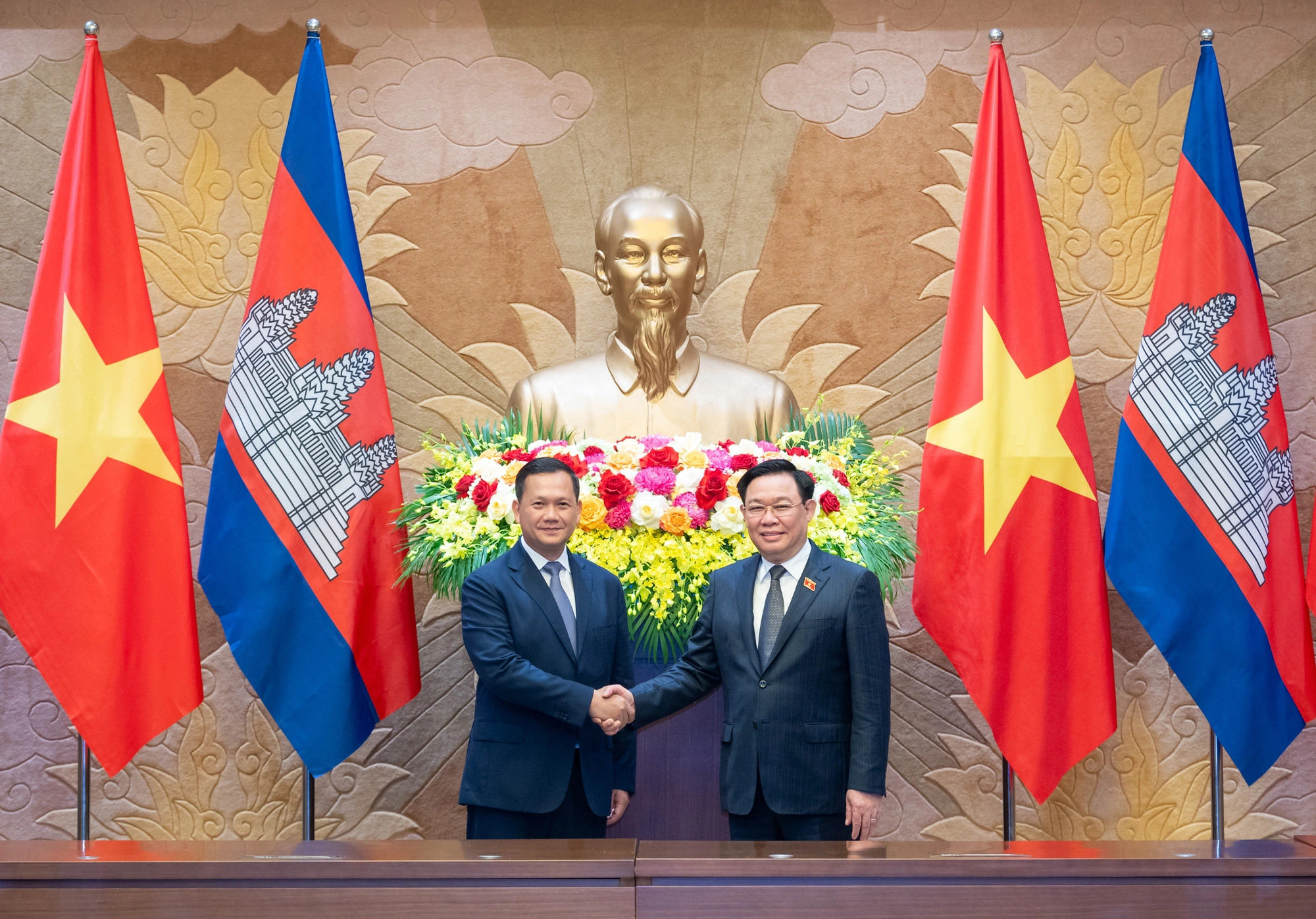 Vietnam’s law-making National Assembly Chairman Vuong Dinh Hue (R) shakes hands with Cambodian Prime Minister Hun Manet, Hanoi, December 11, 2023. Photo: quochoi.vn