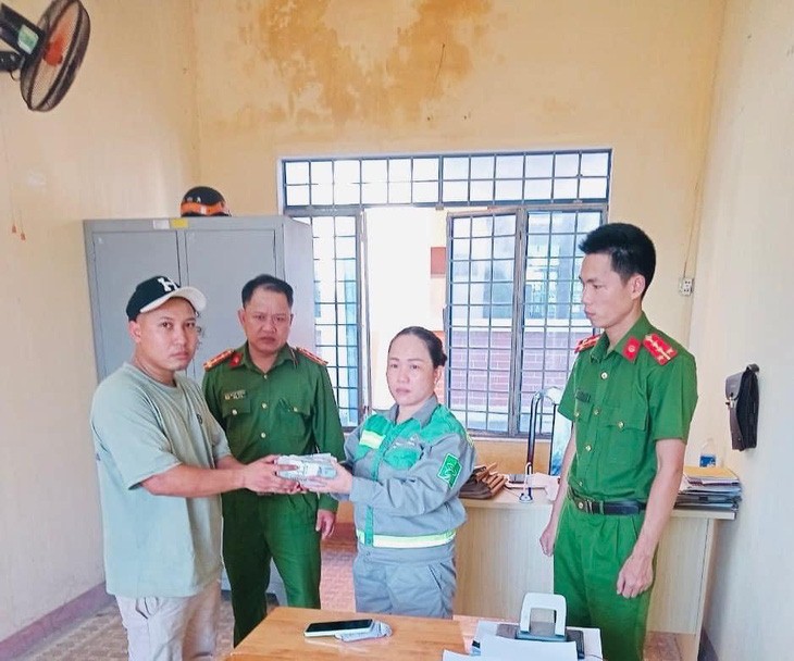 Sanitation worker returns lost $4,100 in central Vietnam