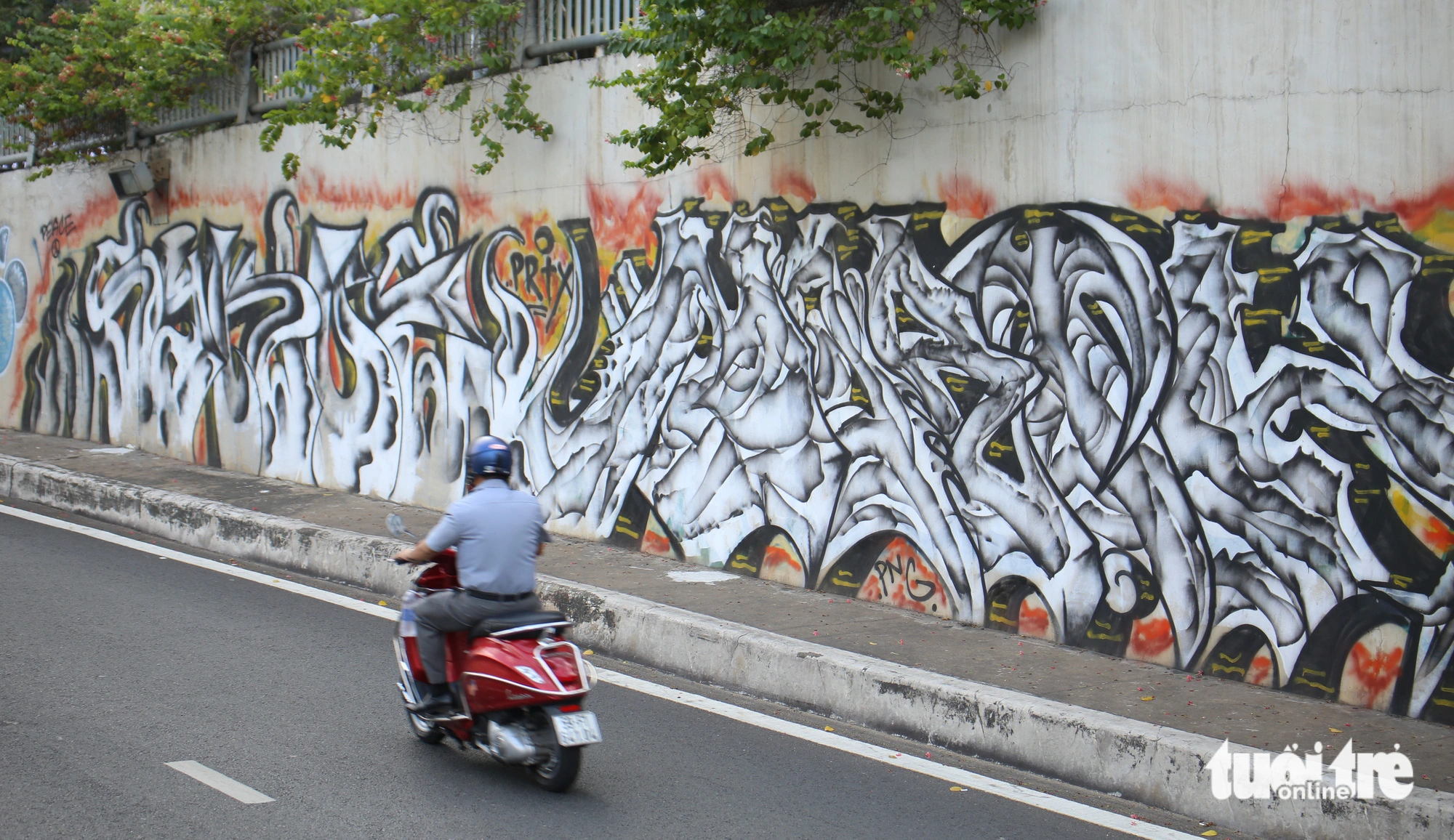 Lots of graffiti almost covered a wall at a tunnel in Binh Thanh District for years. Photo: Minh Hoa / Tuoi Tre