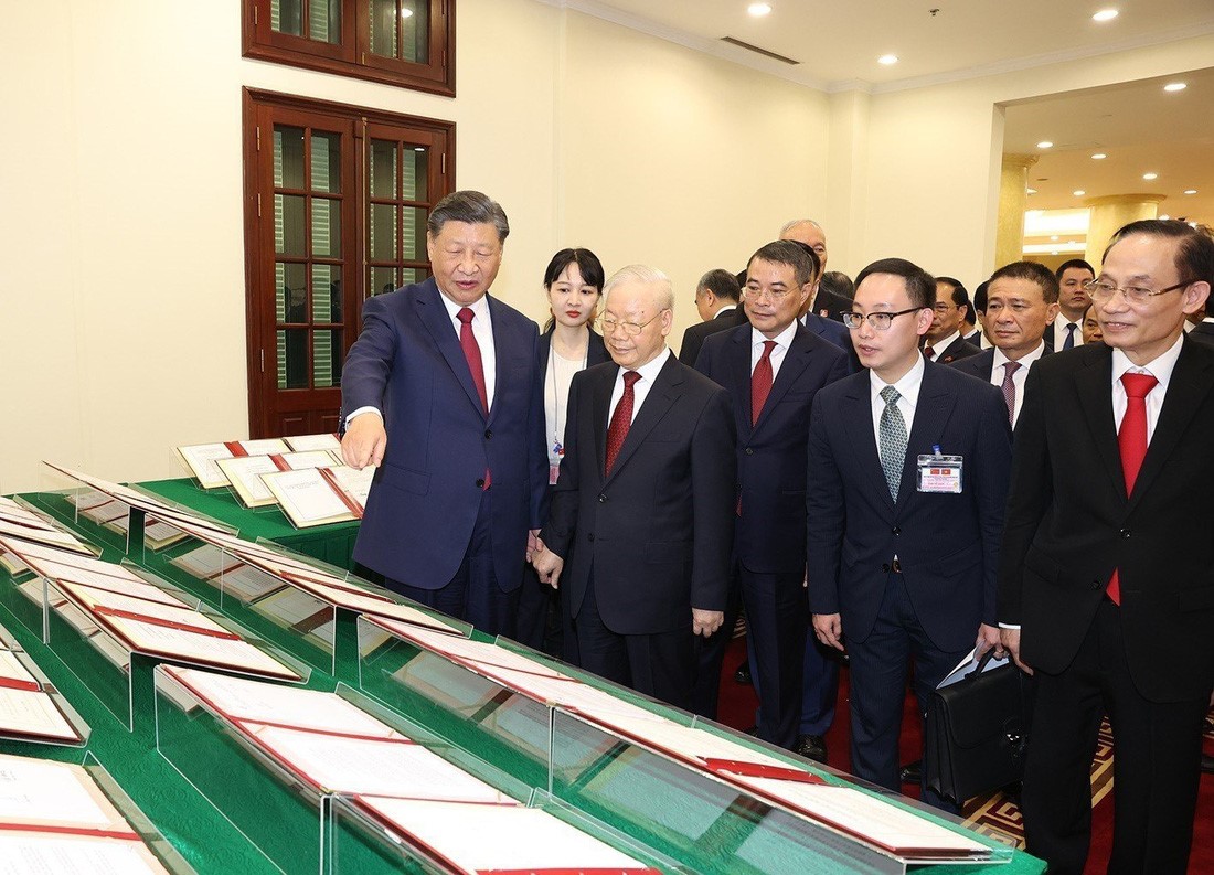 Chinese Party General Secretary and President Xi Jinping (L), Vietnamese Party General Secretary Nguyen Phu Trong (next to Xi) look at the signed cooperation documents. Photo: Vietnam News Agency