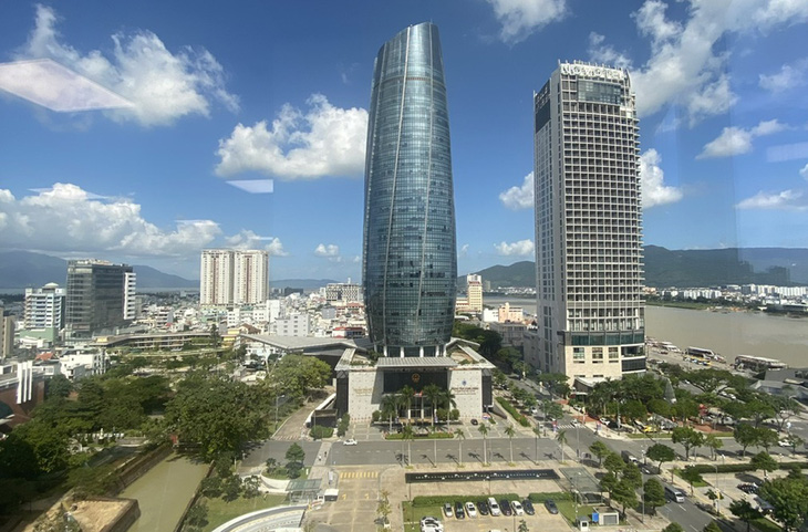 The Da Nang City Administrative Center stands next to the Novotel Danang Premier Han River Hotel in Da Nang City, central Vietnam. Photo: Truong Trung / Tuoi Tre