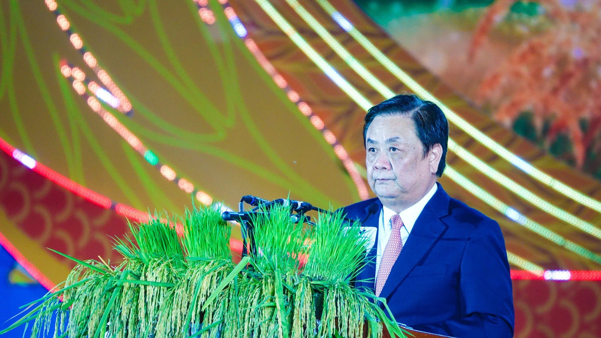 Minister of Agriculture and Rural Development Le Minh Hoan addresses the opening ceremony of the Vietnam-Hau Giang International Rice Festival 2023 held in Hau Giang Province, southern Vietnam, December 12, 2023. Photo: Chi Cong / Tuoi Tre