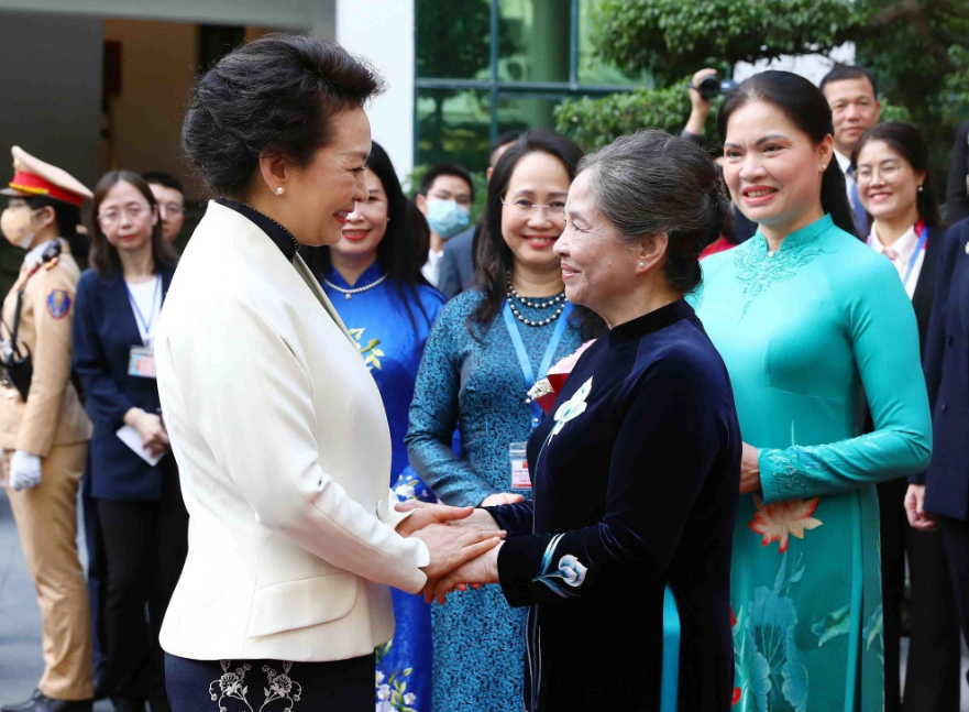 Ngo Thi Man (R), spouse of Vietnam’s Party chief Nguyen Phu Trong, greets Prof. Peng Liyuan, spouse of Chinese Party General Secretary and President Xi Jinping. Photo: Vietnam News Agency