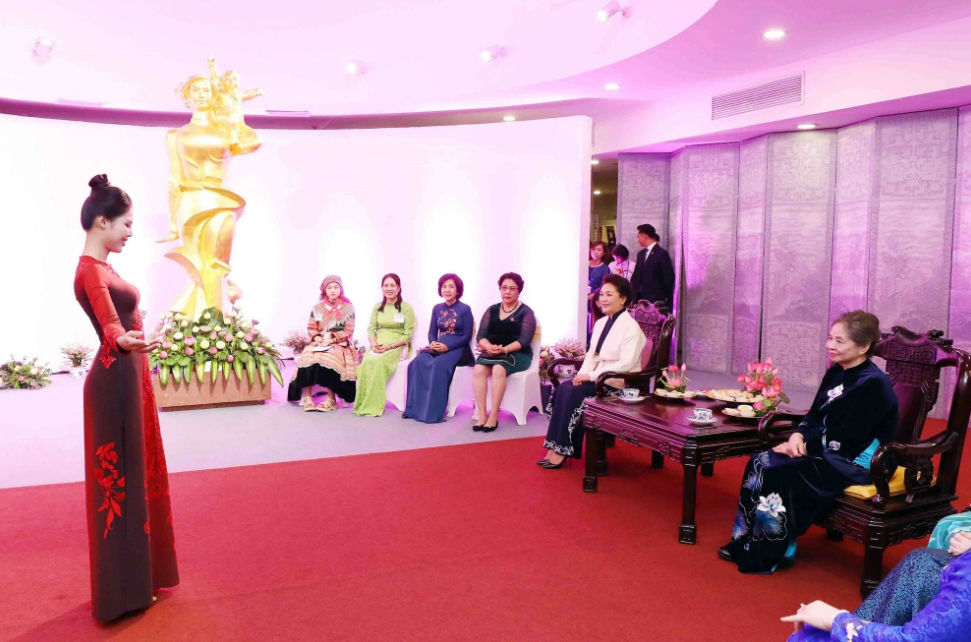 Ngo Thi Man, spouse of Vietnam’s Party chief Nguyen Phu Trong, Prof. Peng Liyuan, spouse of Chinese Party General Secretary and President Xi Jinping, and other women enjoy a show of ao dai (Vietnamese traditional costume) at the Vietnamese Women’s Museum. Photo: Vietnam News Agency