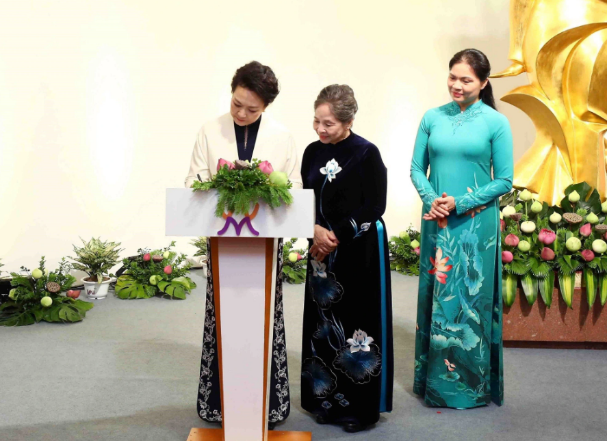 Prof. Peng Liyuan, spouse of Chinese Party General Secretary and President Xi Jinping, writes in a memorial notebook at the Vietnamese Women’s Museum. Photo: Vietnam News Agency