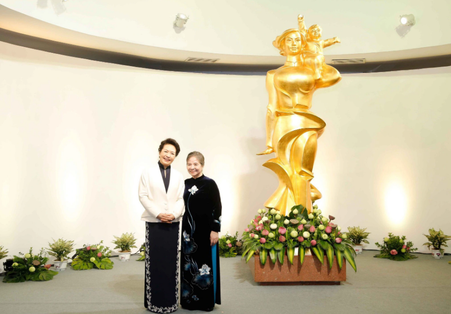 Ngo Thi Man (R), spouse of Vietnam’s Party chief Nguyen Phu Trong, and Prof. Peng Liyuan, spouse of Chinese Party General Secretary and President Xi Jinping, pose for a photo at the Vietnamese Women’s Museum. Photo: Nguyen Hong / Tuoi Tre