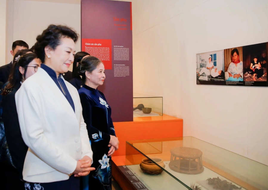 Prof. Peng Liyuan, spouse of Chinese Party General Secretary and President Xi Jinping, takes a look at some exhibits at the Vietnamese Women’s Museum. Photo: Nguyen Hong / Tuoi Tre