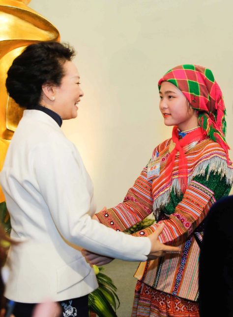 Prof. Peng Liyuan (R), spouse of Chinese Party General Secretary and President Xi Jinping, talks to Giang Thi Xinh, a Mong ethnic student at Bac Ha Middle and High School in Lao Cai Province, northern Vietnam. Photo: Nguyen Hong / Tuoi Tre