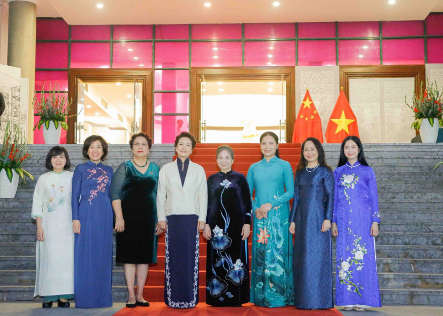 Ngo Thi Man (fourth, right), spouse of Vietnam’s Party chief Nguyen Phu Trong, and Prof. Peng Liyuan (fourth, left), spouse of Chinese Party General Secretary and President Xi Jinping, and some representatives pose for a photo: Photo: Nguyen Hong / Tuoi Tre