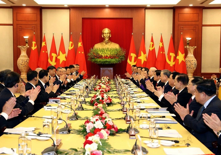 Talks between Vietnam’s Party General Secretary Nguyen Phu Trong (R) and Chinese General Secretary and President Xi Jinping in Hanoi on December 12, 2023. Photo: VNA