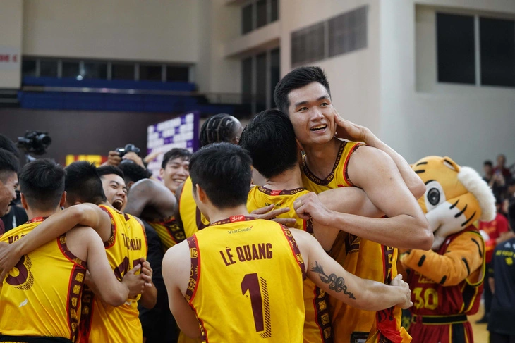 Saigon Heat locks in the championships after a long season. Photo: VBA