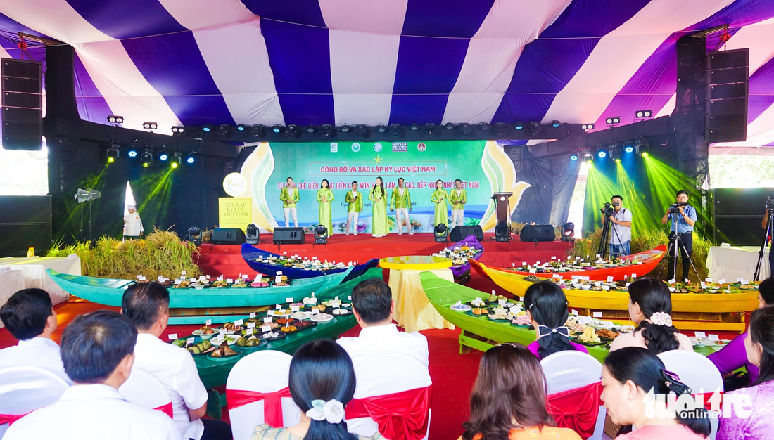 Two hundred traditional Vietnamese cakes are artistically arranged on seven boats at the event celebrating a Vietnamese record for crafting 200 traditional Vietnamese cakes in the Mekong Delta province of Hau Giang, December 13, 2023. Photo: Chi Cong / Tuoi Tre