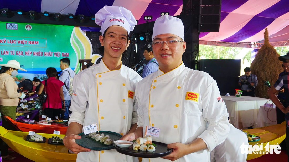 Chefs hold plates of traditional Vietnamese cakes at the event celebrating a Vietnamese record for crafting 200 traditional Vietnamese cakes in the Mekong Delta province of Hau Giang, December 13, 2023. Photo: Chi Cong / Tuoi Tre