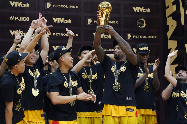 Saigon Heat lifts the VBA 2023 championship trophy. Photo: VBA