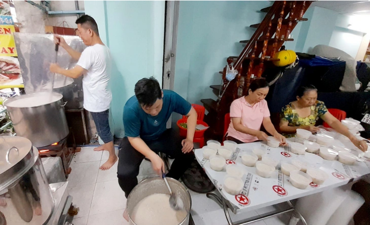 Lam and his team of volunteers serve 500 portions of free porridge every Saturday to those in need.