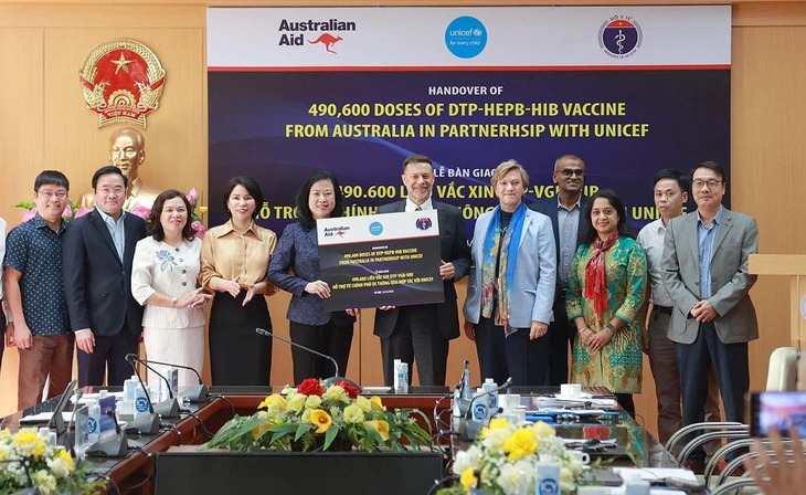 Australia presents 490,600 5-in-1 vaccine doses to Vietnam