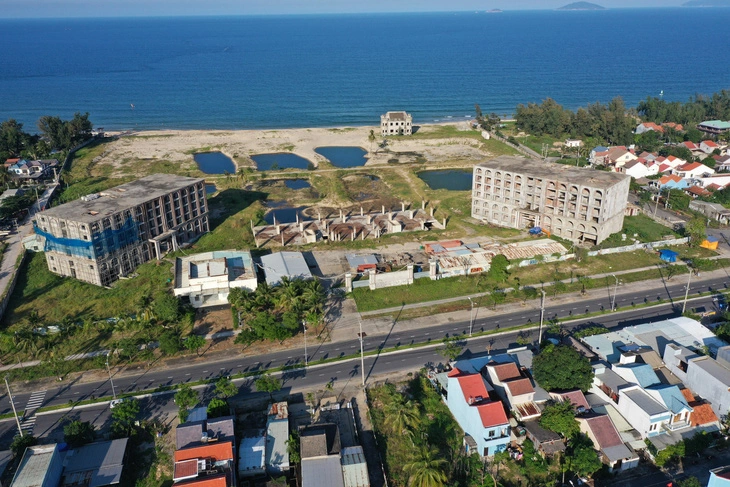 An abandoned unfinished luxury resort-hotel complex at the An Bang Intersection in Hoi An City, Quang Nam Province, central Vietnam. Photo: B.D. / Tuoi Tre