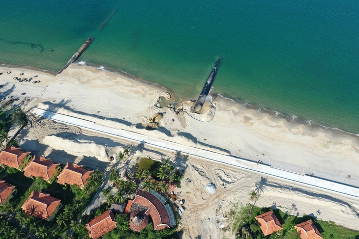 Waves erode the coastline at Cua Dai beach in Hoi An City, Quang Nam Province, central Vietnam. Photo: B.D. / Tuoi Tre