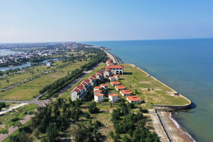 Once-lively coastal resorts turn ghost towns in central Vietnam