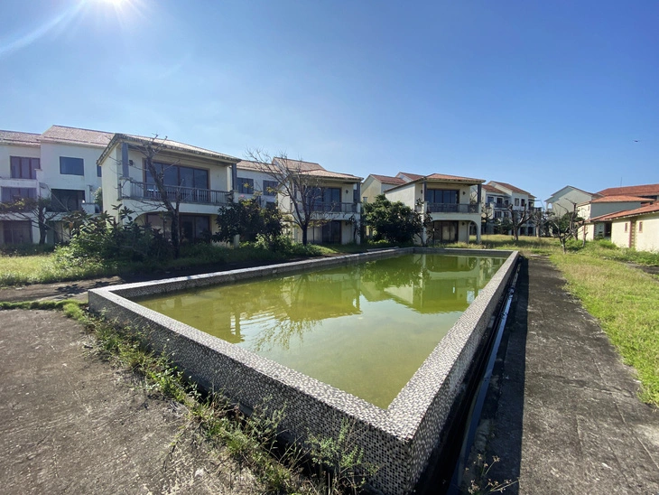 A swimming pool at an abandoned luxury resort at Cua Dai beach in Hoi An City, Quang Nam Province, central Vietnam. Photo: B.D. / Tuoi Tre