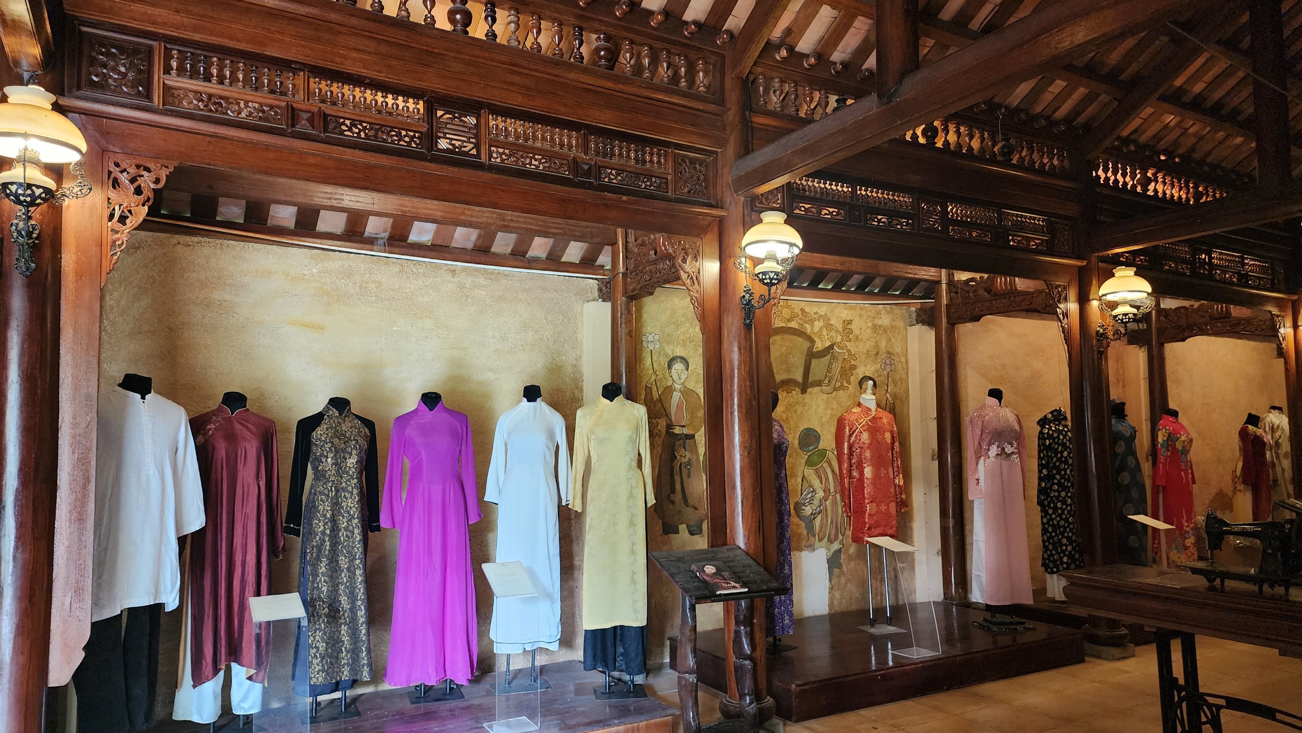 Ao dai from various historical periods exhibit notable changes and improvements, adapting to the evolving trends of their respective times. Photo: Minh Chau / Tuoi Tre News