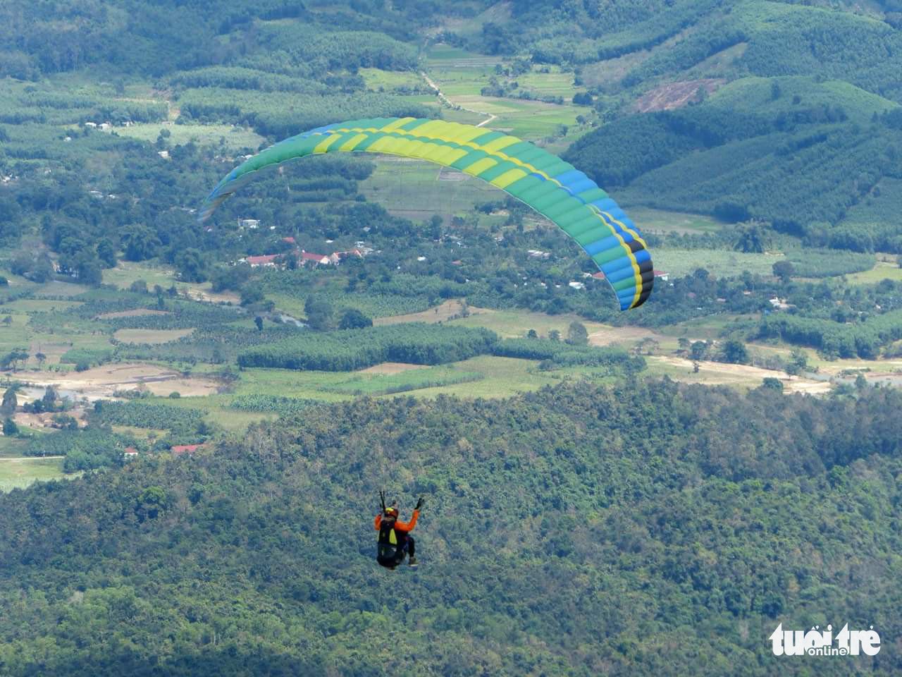 Paragliding in Son Thai – Giang Ly mountain, the south-central provinces of Khanh Hoa. Photo: Nguyen Ngoc Thanh / Tuoi Tre