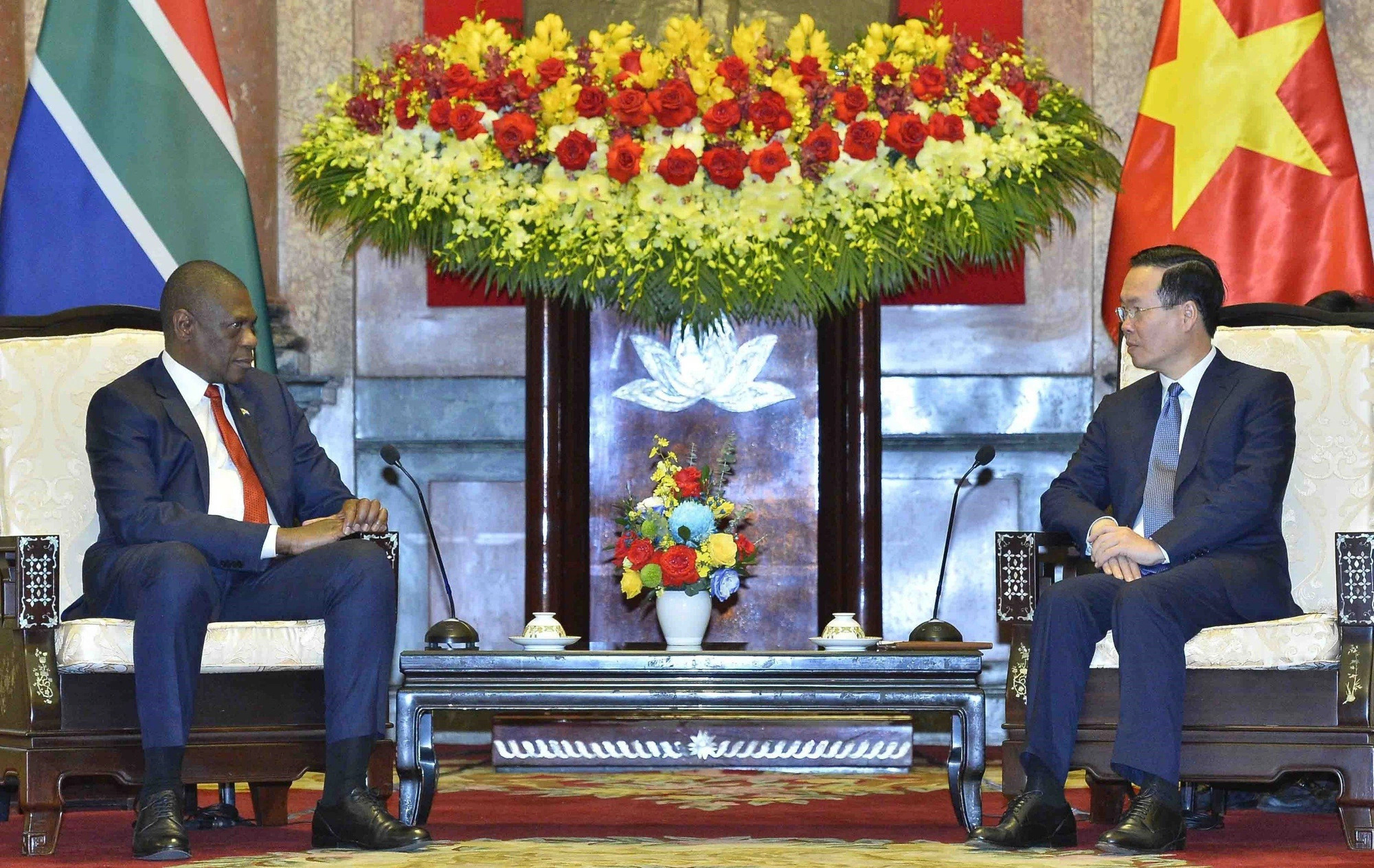 Vietnam's State President Vo Van Thuong extended his invitation to South Africa’s President Cyril Ramaphosa to visit Vietnam at a proper time. Photo: Vietnam News Agency