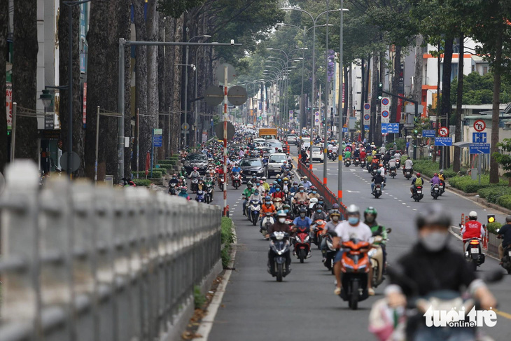 Ho Chi Minh City transport department opposes LED billboards as overpass safety down