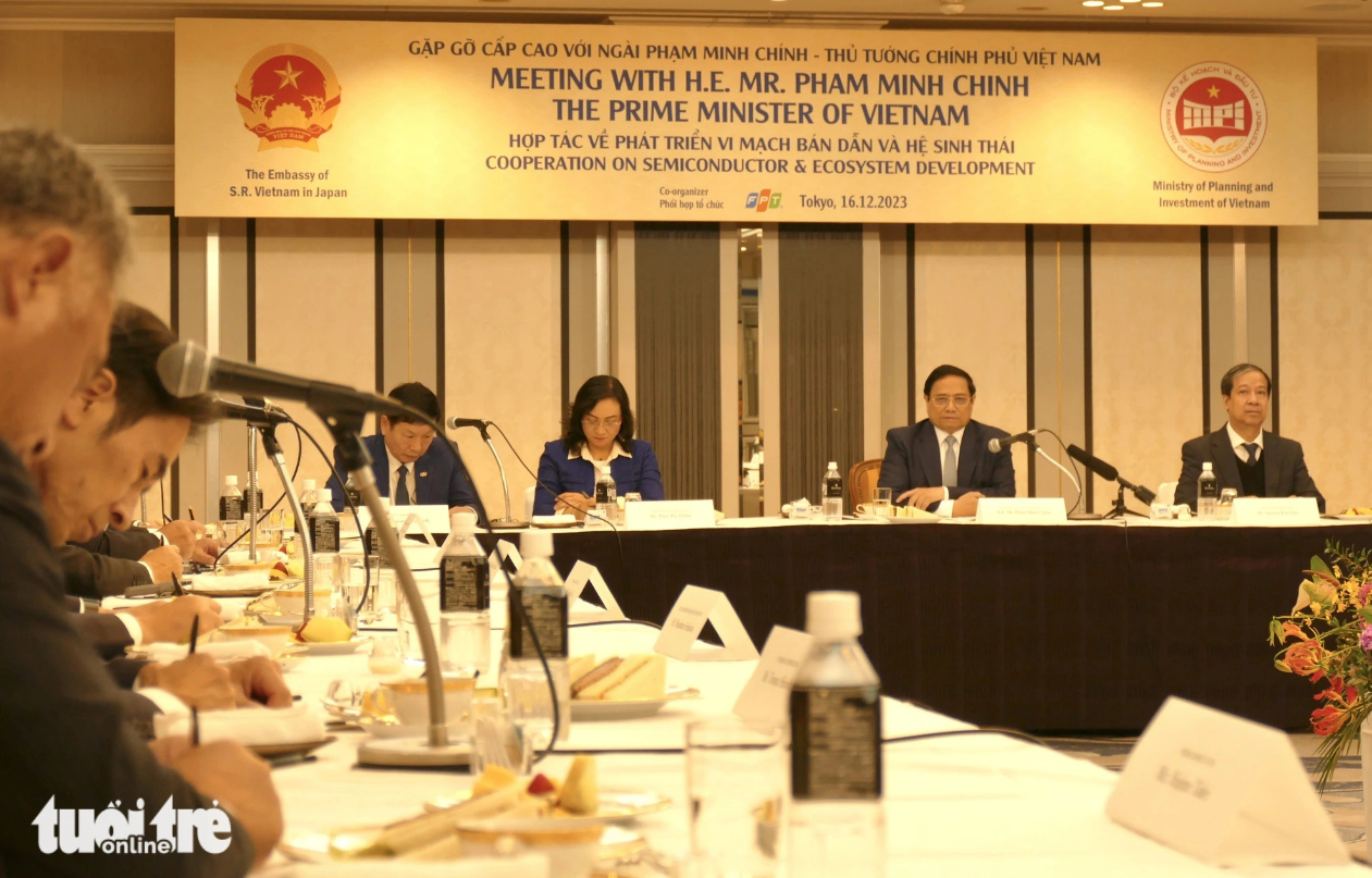 Vietnamese Prime Minister Pham Minh Chinh (C) affirms at a meeting with Japanese firms that Vietnam will be a safe base of foreign firms. Photo: Le Kien / Tuoi Tre