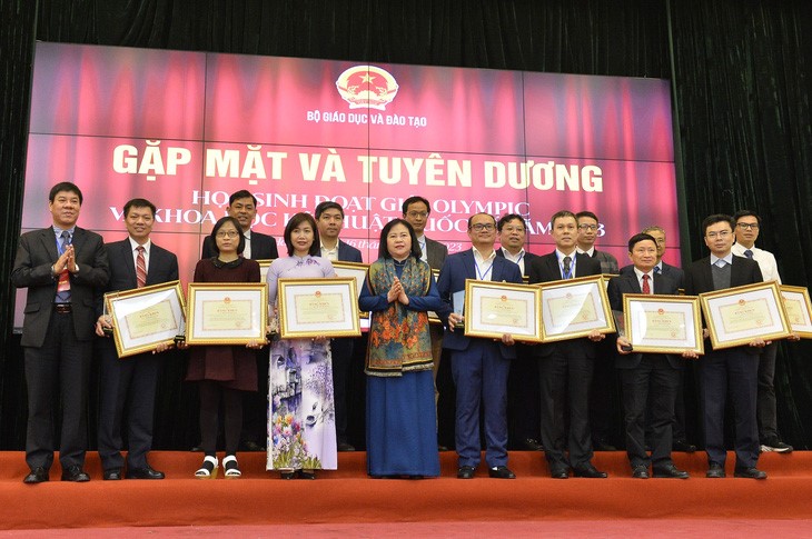 Deputy Minister of Education and Training Ngo Thi Minh (C, first row) pose for a photo with teachers and representatives of schools with great achievements at a ceremony on December 16, 2023. Photo: M.Linh / Tuoi Tre