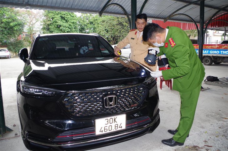 Police officers in Duy Tien Town, Ha Nam Province check Huan’s car. Photo: Duy Tien Town Police