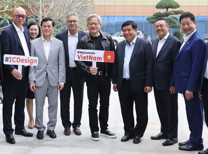 Nvidia's CEO Jensen Huang (R, 4th) poses for a photo with representatives of Vietnamese ministries and enterprises. Photo: Vietnamese Ministry of Planning and Investment