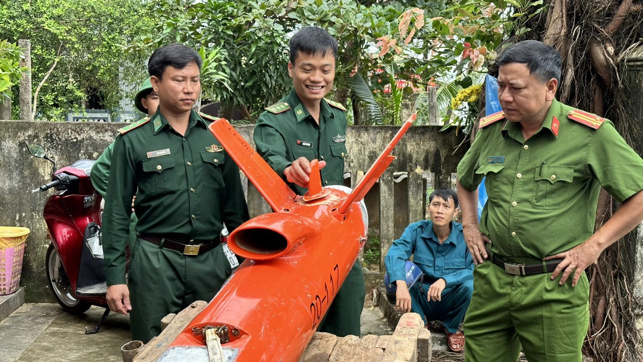 The object has a look-alike air intake on its body. Photo: Quang Ngai Provincial Border Guard