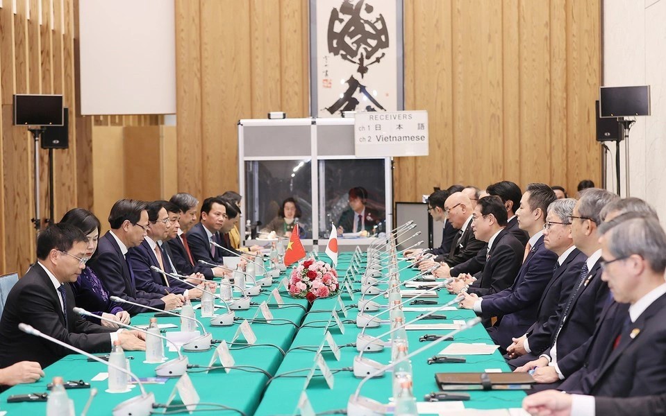 A meeting between the Vietnamese (L) and Japanese delegations led by Vietnam’s Prime Minister Pham Minh Chinh and his Japanese counterpart Kishida Fumio, respectively, in Tokyo, Japan, December 16, 2023. Photo: Vietnam News Agency