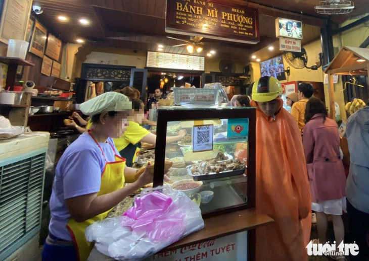 Banh Mi Phuong serves customers when the food poisoning incident has yet to occur. Photo: Truong Trung / Tuoi Tre