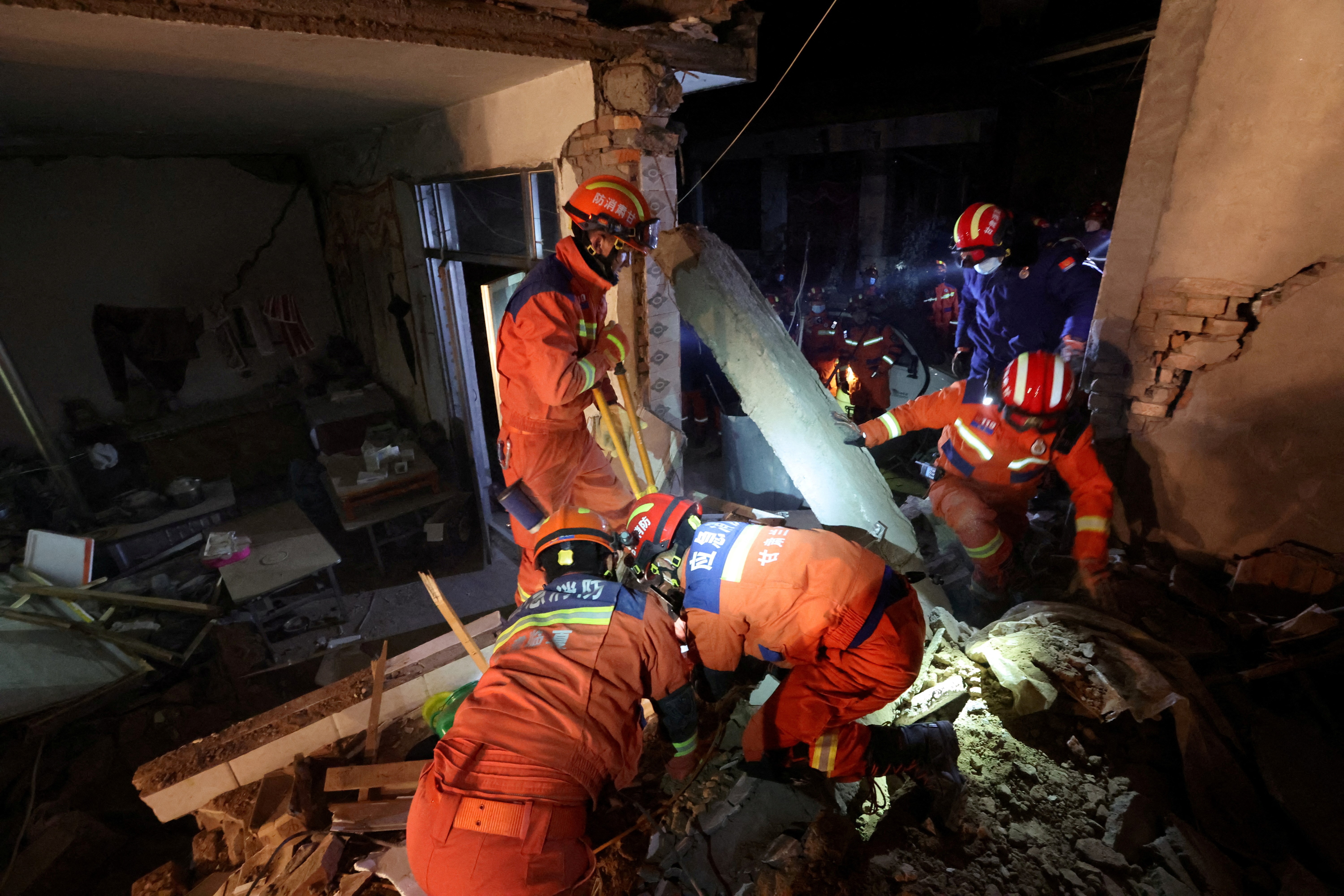 Rescue workers conduct search and rescue operations at Kangdiao village following the earthquake in Jishishan county, Gansu province, China December 19, 2023. Photo: Reuters