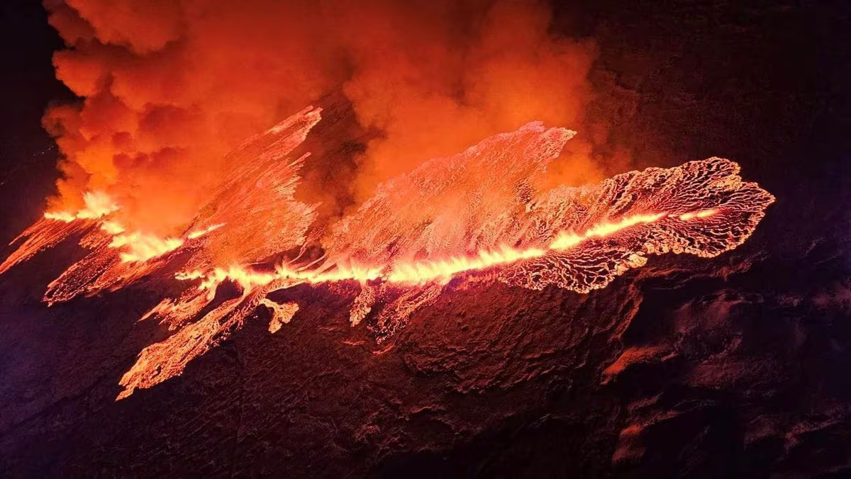 A volcano spews lava and smoke as it erupts in Grindavik, Iceland, December 18, 2023. Photo: Reuters